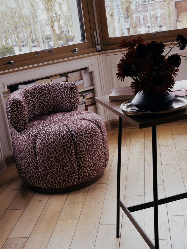 Fauteuil léopard - fauteuil design CLOVI PARIS en jacquard de velours - coloris fauve burgundy - fauteuil pivotant design - fauteuil Paris - Fauteuil boudoir - fauteuil salon - fauteuil chambre à coucher - fauteuil sur-mesure - particuliers, architectes, hospitality - fabrication française sur-mesure - custom-made armchair - luxury furniture - french savoir-faire - leopard armchair - swivel design armchair - interior design