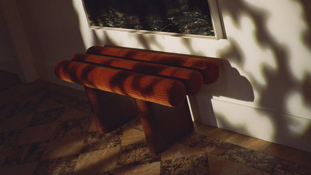 Banquette design CLOVI PARIS - velours cognac certifié OEKO-TEX - fabrication artisanale française - banquette entrée - banquette bout de lit chambre à coucher - banquette couloir - banquette chalet montagne