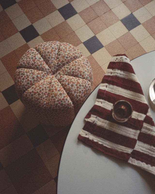 Pouf Le Claudel en jacquard liberty - motif floral - qualité premium – design couture artisanal