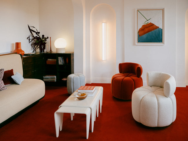 MOBILIER SUR MESURE ARTISANAT FRANCE LILLE. Velours rouge, lin cécru. Mobilier personnalisable. Bespoke furniture savoir faire français. velvet red, ecru linen. clovi paris; craftmanship at Lille