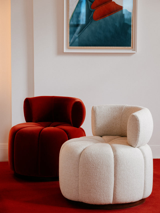 Fauteuil design CLOVI PARIS en velours de coton italien rouge carmin et fauteuil en lin écru- fauteuil pivotant design - fauteuil Paris - Fauteuil boudoir - fauteuil salon - fauteuil chambre à coucher - fauteuil sur-mesure - particuliers, architectes, hospitality