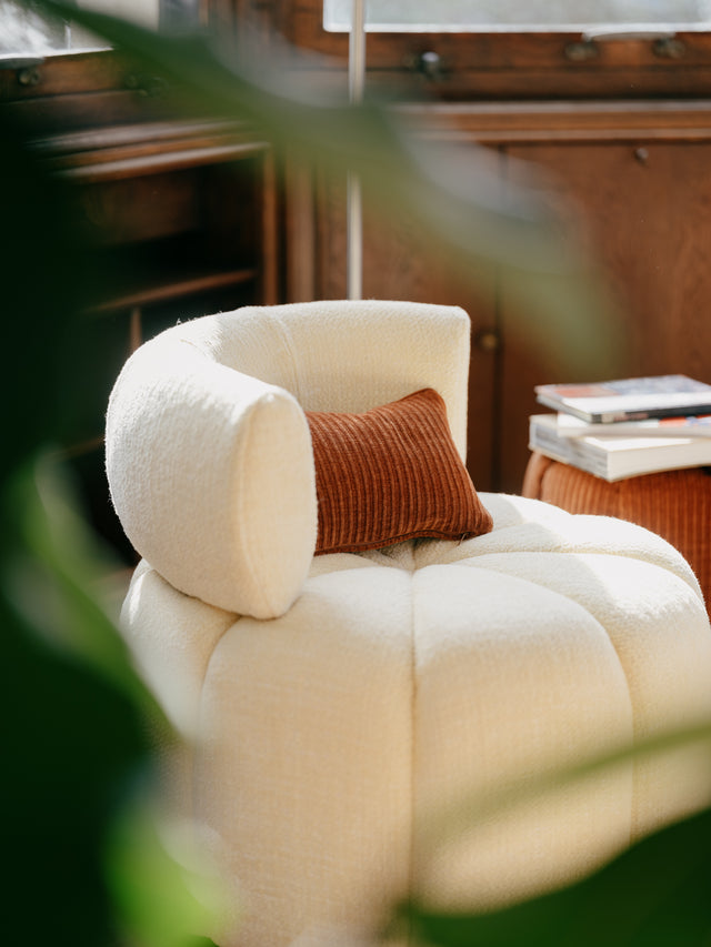 Fauteuil design CLOVI PARIS en lin jaune doux - coloris fauve jaune pale beige - fauteuil pivotant design - fauteuil Paris - Fauteuil boudoir - fauteuil salon - fauteuil chambre à coucher - fauteuil sur-mesure - particuliers, architectes, hospitality - fabrication française sur-mesure - custom-made armchair - luxury furniture - french savoir-faire - linen armchair - swivel design armchair - light yellow