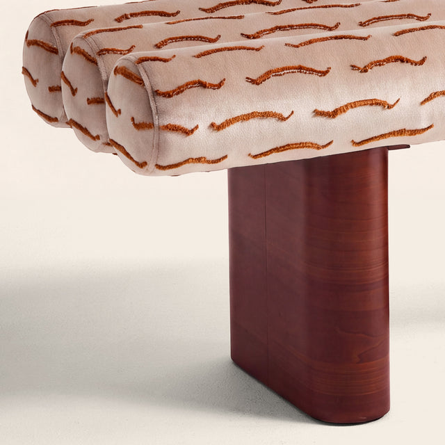 Détail Banc sur mesure Pompidou velours jacquard écru Ambra Dedar Nouvelles Vagues par Clovi Paris. Banquette design neutre et assise d'exception sur mesure pour architectes d'intérieur, hôtellerie de luxe et salon. close up Custom Pompidou bench in Ambra ecru nude Dedar velvet jacquard by Clovi Paris. Bespoke luxury bench for interior architects, FF&E hospitality specification, and upscale residential interiors.