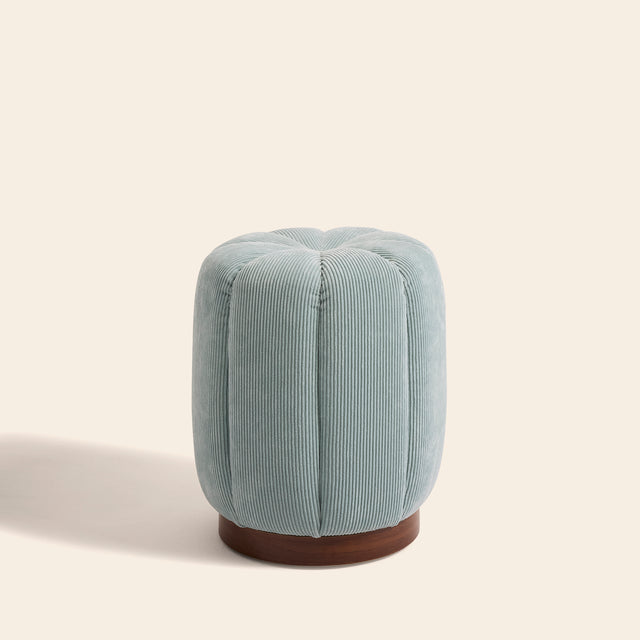 Pouf design Claudel en velours bleu upcyclé - coloris bleu ciel - qualité premium – design couture artisanal