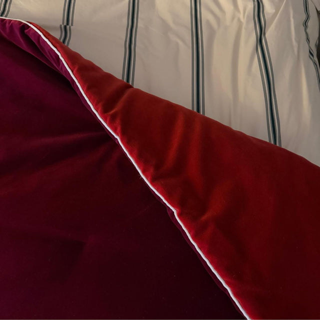 Édredon et couvre-lit de luxe Clovi Paris en velours de coton italien pour suite d'hôtel et chambre de prestige. Plaid haut de gamme sur-mesure, fabrication artisanale française à Lille avec finitions couture. Idéal pour décoration hôtel de luxe et projets hospitality.
Luxury velvet bedspread and throw by Clovi Paris, designed for hotel suites and high-end bedrooms. Custom-made quilted eiderdown, handcrafted in France with couture finishes. Perfect for luxury hotel decor and bespoke hospitality projects