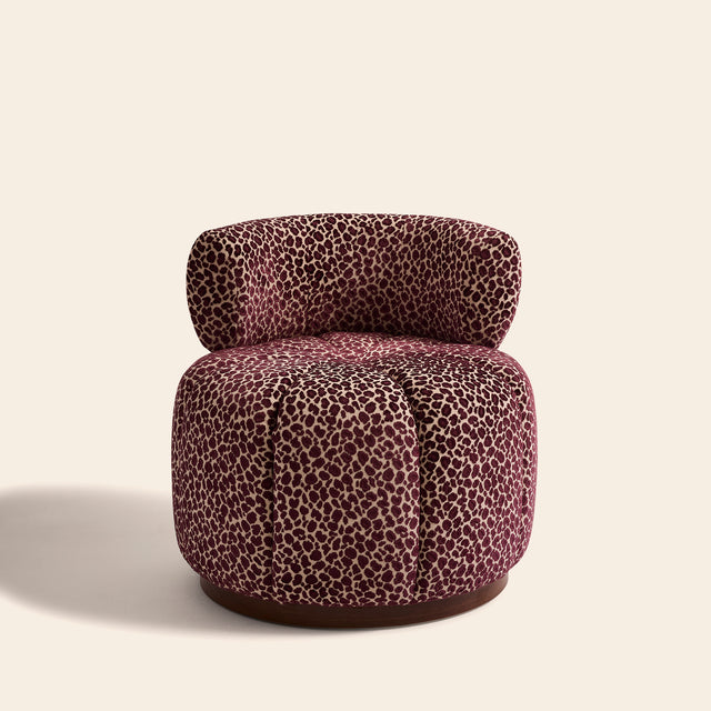 Fauteuil léopard - fauteuil design CLOVI PARIS en jacquard de velours - coloris fauve burgundy - fauteuil pivotant design - fauteuil Paris - Fauteuil boudoir - fauteuil salon - fauteuil chambre à coucher - fauteuil sur-mesure - particuliers, architectes, hospitality - fabrication française sur-mesure - custom-made armchair - luxury furniture - french savoir-faire - leopard armchair - swivel design armchair - interior design