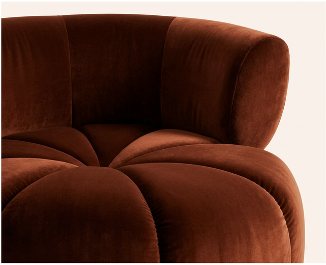 Le fauteuil Gainsbourg s'habille du velours de laine Toundra de Pierre Frey, marron ambre. Mobilier sur mesure fabriqué en France pour intérieurs d'exception. Ééchantillons tissus. The Gainsbourg armchair is upholstered in Pierre Frey's Toundra wool velvet, brown amber. Bespoke furniture handcrafted in France for exceptional interiors.Cuttings.