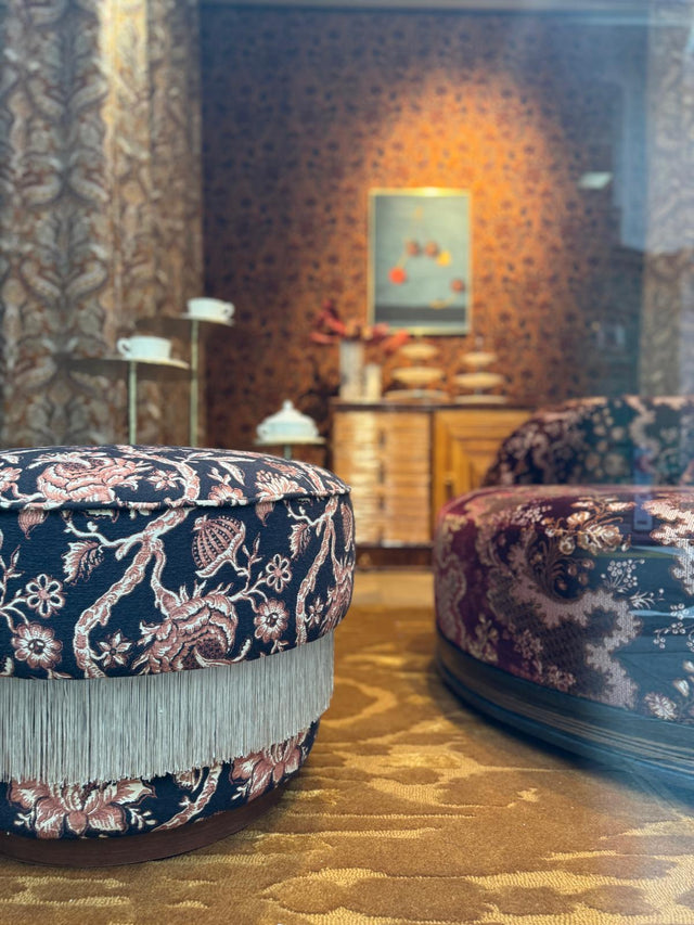 Pouf design fabrication artisanale CLOVI PARIS - excellence savoir faire - showroom Lelièvre 13 rue du Mail Paris. Tissu Quenin - Designer luxury ottoman - hancrafted in France with french savoir-faire