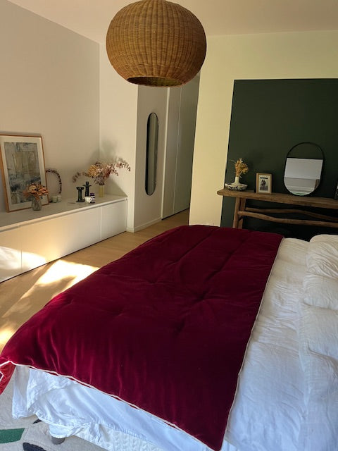 Édredon et couvre-lit de luxe Clovi Paris en velours de coton italien pour suite d'hôtel et chambre de prestige. Plaid haut de gamme sur-mesure, fabrication artisanale française à Lille avec finitions couture. Idéal pour décoration hôtel de luxe et projets hospitality.
Luxury velvet bedspread and throw by Clovi Paris, designed for hotel suites and high-end bedrooms. Custom-made quilted eiderdown, handcrafted in France with couture finishes. Perfect for luxury hotel decor and bespoke hospitality projects