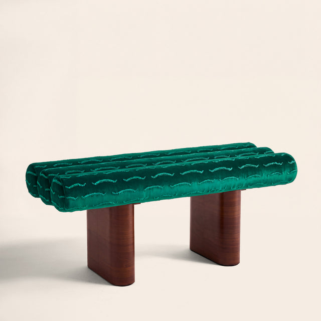 Banc sur mesure Pompidou en velours jacquard vert Malachite Dedar Nouvelles Vagues par Clovi Paris. Mobilier d'exception et banc bout de lit design pour architectes d'intérieur, projet résidentiel et hôtellerie de luxe.
Custom Pompidou bench in Malachite green Dedar Nouvelles Vagues velvet jacquard by Clovi Paris. Luxury end of bed seating and bespoke furniture for interior designers, high-end residential and hospitality projects.