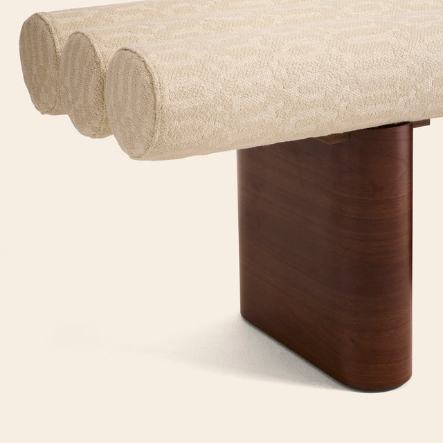 Banquette design CLOVI PARIS - lin écru beige jacquard - motif années 70- tissu haute couture - fabrication artisanale française - banquette entrée - banquette bout de lit chambre à coucher - banquette couloir - banquette chalet montagne