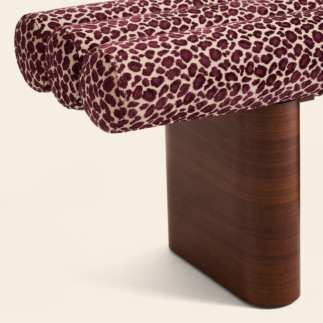 Banquette léopard CLOVI PARIS - banquette design léopard en jacquard de velours - coloris burgundy - élégante - fabrication artisanale française - banquette entrée - banquette bout de lit chambre à coucher - banquette couloir - banquette maison de vacances