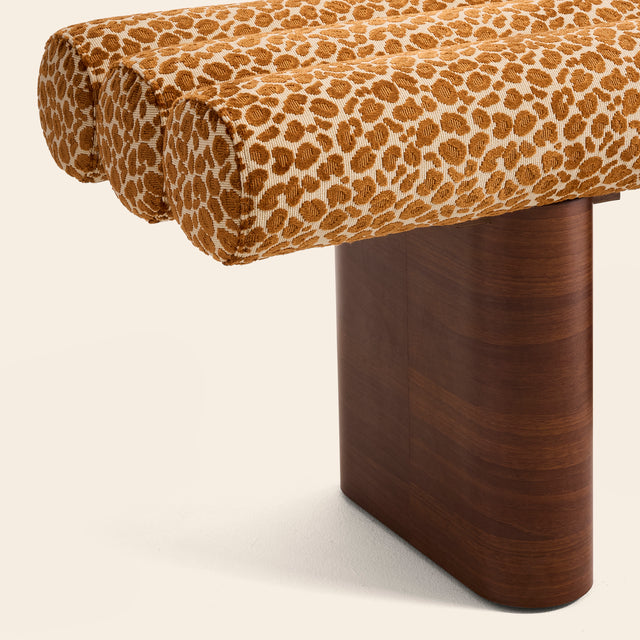 Banquette léopard CLOVI PARIS - banquette design léopard en jacquard de velours - coloris fauve cognac - élégante style parisien - fabrication artisanale française - banquette entrée - banquette bout de lit chambre à coucher - banquette couloir - banquette maison de vacances - appartement haussmanien