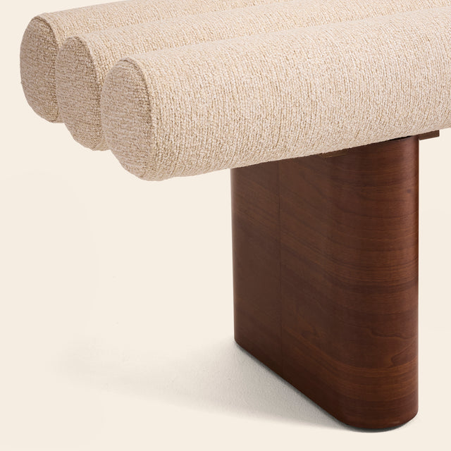 Banquette design CLOVI PARIS - lin écru beige tweed - tissu haute couture - fabrication artisanale française - banquette entrée - banquette bout de lit chambre à coucher - banquette couloir - banquette chalet montagne