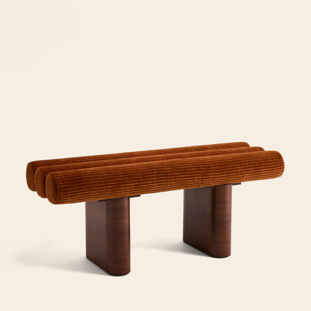 Banquette design CLOVI PARIS - velours cognac certifié OEKO-TEX - fabrication artisanale française - banquette entrée - banquette bout de lit chambre à coucher - banquette couloir - banquette chalet montagne