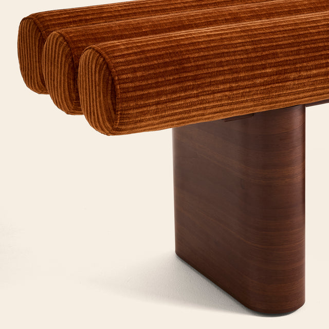 Banquette design CLOVI PARIS - velours cognac certifié OEKO-TEX - fabrication artisanale française - banquette entrée - banquette bout de lit chambre à coucher - banquette couloir - banquette chalet montagne