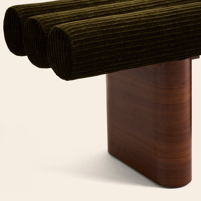 Banquette design CLOVI PARIS - velours vert certifié OEKO-TEX - fabrication artisanale française - banquette entrée - banquette bout de lit chambre à coucher - banquette couloir - banquette chalet montagne