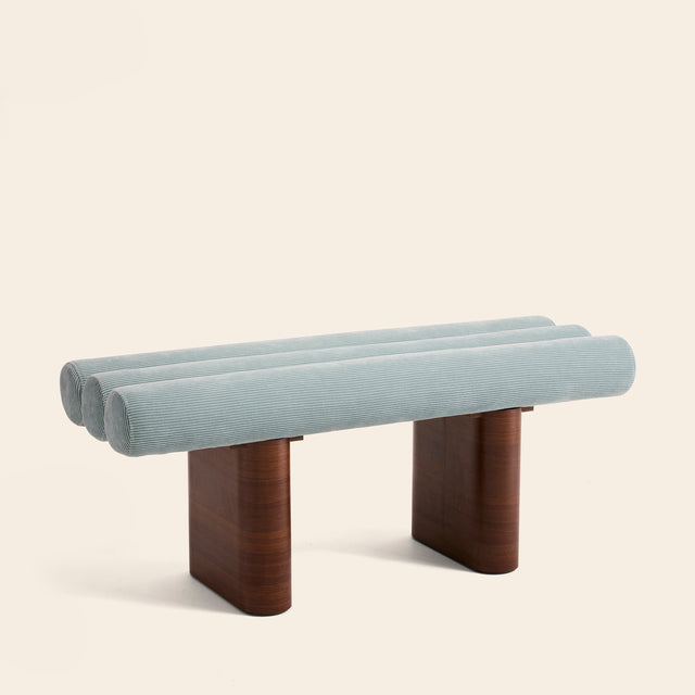 Banquette design CLOVI PARIS - velours bleu ciel - certifié OEKO-TEX - fabrication artisanale française - banquette entrée - banquette bout de lit chambre à coucher - banquette couloir - banquette maison de vacances