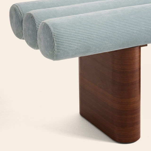 Banquette design CLOVI PARIS - velours bleu ciel - certifié OEKO-TEX - fabrication artisanale française - banquette entrée - banquette bout de lit chambre à coucher - banquette couloir - banquette maison de vacances