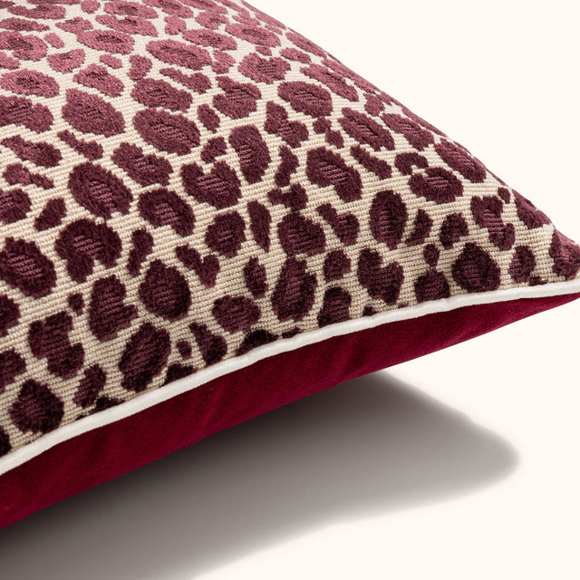 Édredon et couvre-lit de luxe Clovi Paris en velours de coton italien pour suite d'hôtel et chambre de prestige. Plaid haut de gamme sur-mesure, fabrication artisanale française à Lille avec finitions couture. Idéal pour décoration hôtel de luxe et projets hospitality.
Luxury velvet bedspread and throw by Clovi Paris, designed for hotel suites and high-end bedrooms. Custom-made quilted eiderdown, handcrafted in France with couture finishes. Perfect for luxury hotel decor and bespoke hospitality projects