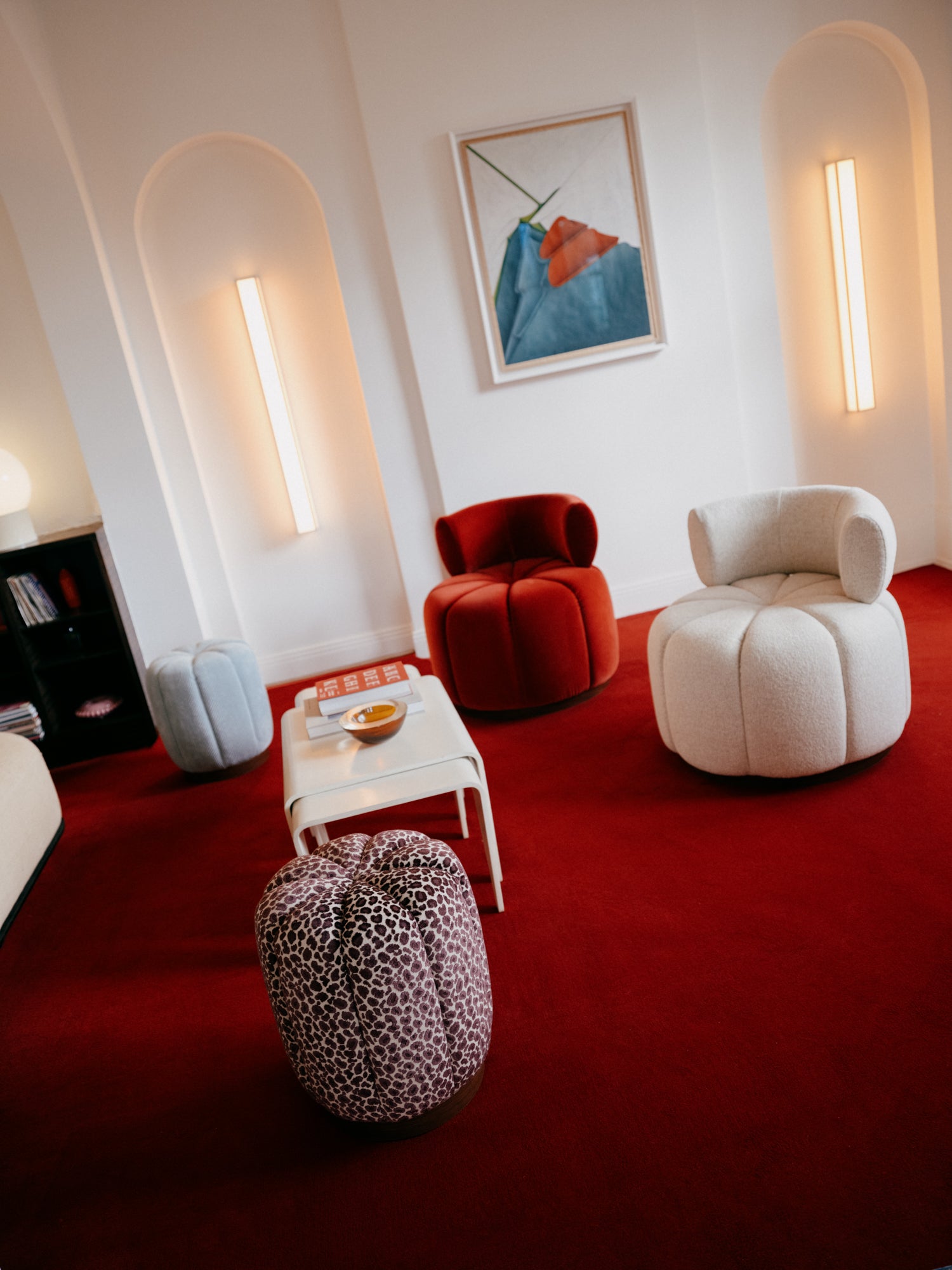 Fauteuil design CLOVI PARIS en velours de coton italien rouge carmin et fauteuil en lin écru- fauteuil pivotant design - fauteuil Paris - Fauteuil boudoir - fauteuil salon - fauteuil chambre à coucher - fauteuil sur-mesure - particuliers, architectes, hospitality