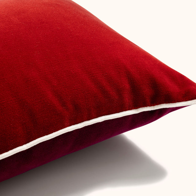 Édredon et couvre-lit de luxe Clovi Paris en velours de coton italien pour suite d'hôtel et chambre de prestige. Plaid haut de gamme sur-mesure, fabrication artisanale française à Lille avec finitions couture. Idéal pour décoration hôtel de luxe et projets hospitality.
Luxury velvet bedspread and throw by Clovi Paris, designed for hotel suites and high-end bedrooms. Custom-made quilted eiderdown, handcrafted in France with couture finishes. Perfect for luxury hotel decor and bespoke hospitality projects