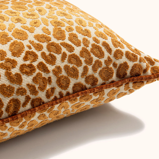 Édredon et couvre-lit de luxe Clovi Paris en velours de coton italien pour suite d'hôtel et chambre de prestige. Plaid haut de gamme sur-mesure, fabrication artisanale française à Lille avec finitions couture. Idéal pour décoration hôtel de luxe et projets hospitality.
Luxury velvet bedspread and throw by Clovi Paris, designed for hotel suites and high-end bedrooms. Custom-made quilted eiderdown, handcrafted in France with couture finishes. Perfect for luxury hotel decor and bespoke hospitality projects