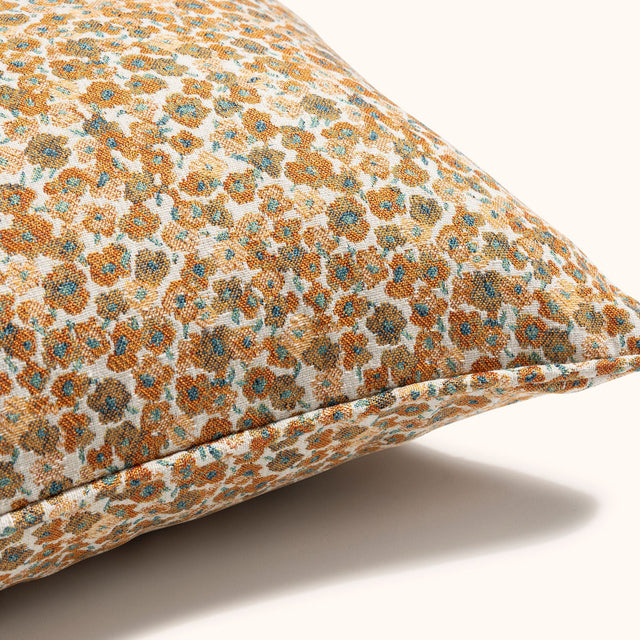 Édredon et couvre-lit de luxe Clovi Paris en velours de coton italien pour suite d'hôtel et chambre de prestige. Plaid haut de gamme sur-mesure, fabrication artisanale française à Lille avec finitions couture. Idéal pour décoration hôtel de luxe et projets hospitality.
Luxury velvet bedspread and throw by Clovi Paris, designed for hotel suites and high-end bedrooms. Custom-made quilted eiderdown, handcrafted in France with couture finishes. Perfect for luxury hotel decor and bespoke hospitality projects