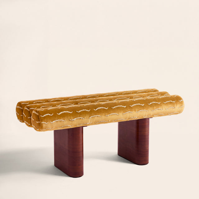 Banc sur mesure Pompidou velours jacquard jaune Agatha Dedar par Clovi Paris. Banquette bout de lit jaune ocre couture et mobilier d'éditeur pour prescripteurs, hôtellerie et projets résidentiels de prestige. Bespoke Pompidou bench in Agatha yellow ochre Dedar velvet jacquard by Clovi Paris. Designer end-of-bed bench for interior design professionals, luxury hospitality, and private residences.