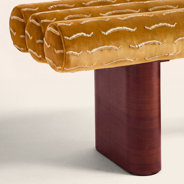 Détail Banc sur mesure Pompidou velours jacquard jaune Agatha Dedar par Clovi Paris. Banquette bout de lit jaune ocre couture et mobilier d'éditeur pour prescripteurs, hôtellerie et projets résidentiels de prestige. Close up bench : Bespoke Pompidou bench in Agatha yellow ochre Dedar velvet jacquard by Clovi Paris. Designer end-of-bed bench for interior design professionals, luxury hospitality, and private residences.