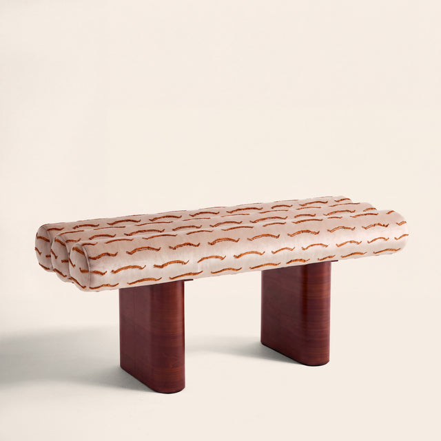Banc sur mesure Pompidou velours jacquard écru Ambra Dedar Nouvelles Vagues par Clovi Paris. Banquette design neutre et assise d'exception sur mesure pour architectes d'intérieur, hôtellerie de luxe et salon. Custom Pompidou bench in Ambra ecru nude Dedar velvet jacquard by Clovi Paris. Bespoke luxury bench for interior architects, FF&E hospitality specification, and upscale residential interiors.