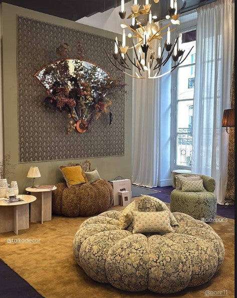 Showroom 13 rue du Mail Paris - fauteuils et pouf sur-mesure CLOVI PARIS chez l'éditeur de tissus d'ameublement de renom Lelièvre Paris.
Showroom at 13 rue du Mail, Paris—custom-made armchairs and ottomans by CLOVI PARIS at renowned upholstery fabric manufacturer Lelièvre Paris.