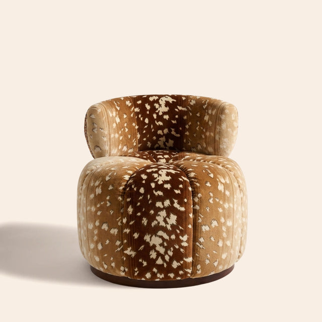 Fauteuil Gainsbourg Clovi Paris, édition exclusive en tissu Nobilis motif Faon. Fauteuil lounge sur-mesure à base fixe ou pivotante, fabrication artisanale française à Lille. Tapisserie personnalisable avec tissus Clovi ou éditeurs (COM). 
Gainsbourg lounge chair by Clovi Paris, exclusive Nobilis "Faon" fabric edition. Custom-made armchair with fixed or swivel base, handcrafted in France (Lille). Bespoke upholstery available with Clovi fabrics or Customer's Own Material (COM).