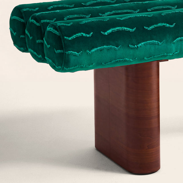 Détail matère du Banc sur mesure Pompidou en velours jacquard vert Malachite Dedar Nouvelles Vagues par Clovi Paris. Mobilier d'exception et banc bout de lit design pour architectes d'intérieur, projet résidentiel et hôtellerie de luxe.
Close-up detail of Dedar velvet jacquard, Custom Pompidou bench in Malachite green Dedar Nouvelles Vagues velvet jacquard by Clovi Paris. Luxury end of bed seating and bespoke furniture for interior designers, high-end residential and hospitality projects.