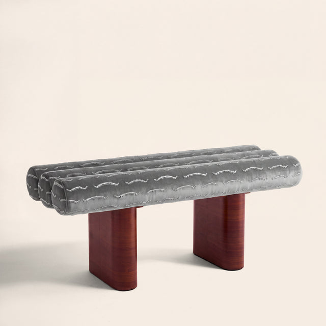 Banc design sur mesure Pompidou velours jacquard bleu ciel grisé Silver Rock Dedar par Clovi Paris. Assise haut de gamme et banquette d'entrée sur mesure pour projets d'architecture d'intérieur, hôtellerie et décoration privée. Bespoke Pompidou bench in Silver Rock light blue grey Dedar velvet jacquard by Clovi Paris. High-end designer entryway bench for interior architecture, luxury hotel suites, and residential projects.