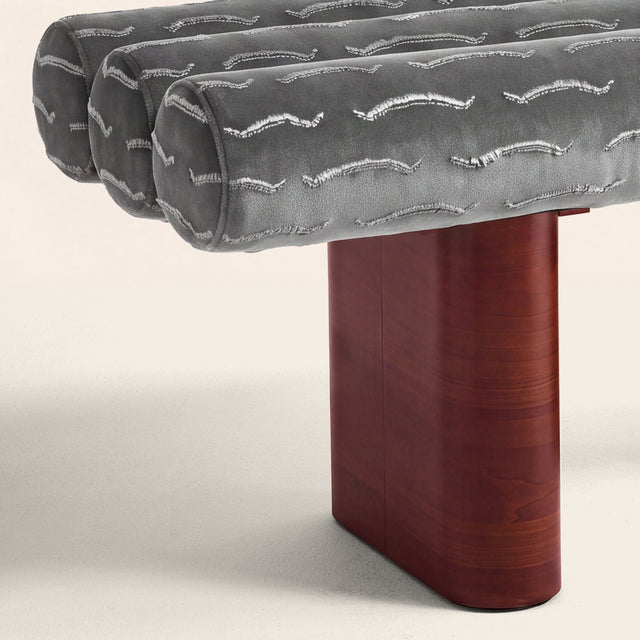 focus matière et détails du Banc design sur mesure Pompidou velours jacquard bleu ciel grisé Silver Rock Dedar par Clovi Paris. Assise haut de gamme et banquette d'entrée sur mesure pour projets d'architecture d'intérieur, hôtellerie et décoration privée. Close-up detail of Dedar velvet jacquard, Bespoke Pompidou bench in Silver Rock light blue grey Dedar velvet jacquard by Clovi Paris. High-end designer entryway bench for interior architecture, luxury hotel suites, and residential projects.