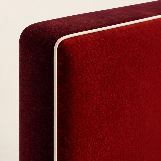 Tête de lit sur mesure Clovi Paris, réalisé à la main dans l'atelier de fabrication en France. Possibilité D'adapter dimension, tissu, finition pour les architectes, les hospitality FF&E et les particuliers. Velours de coton rouge carmin et burgundy - Bespoke headboard by Clovi Paris, handcrafted in our French workshop. Customizable dimensions, fabrics, and finishes for interior architects, hospitality FF&E projects, and residential clients. Carmine red and burgundy cotton velvet.